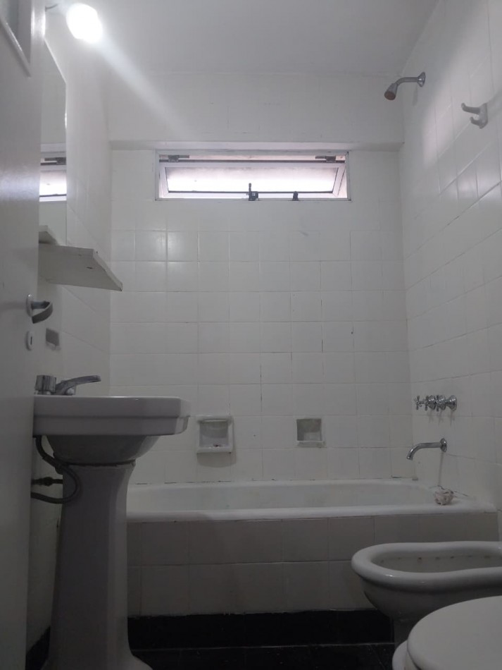 Departamento amplio al contrafrente 2 dormitorios con placares zona Parque España 