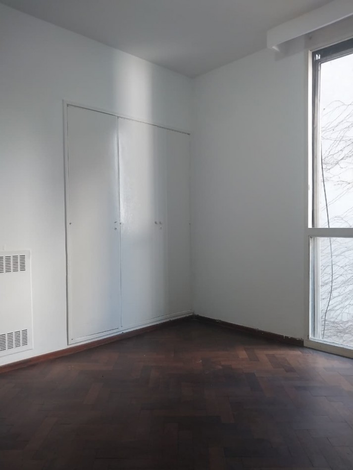 Departamento amplio al contrafrente 2 dormitorios con placares zona Parque España 
