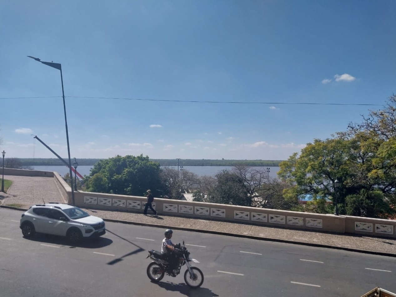 Departamento amplio al contrafrente 2 dormitorios con placares zona Parque España 