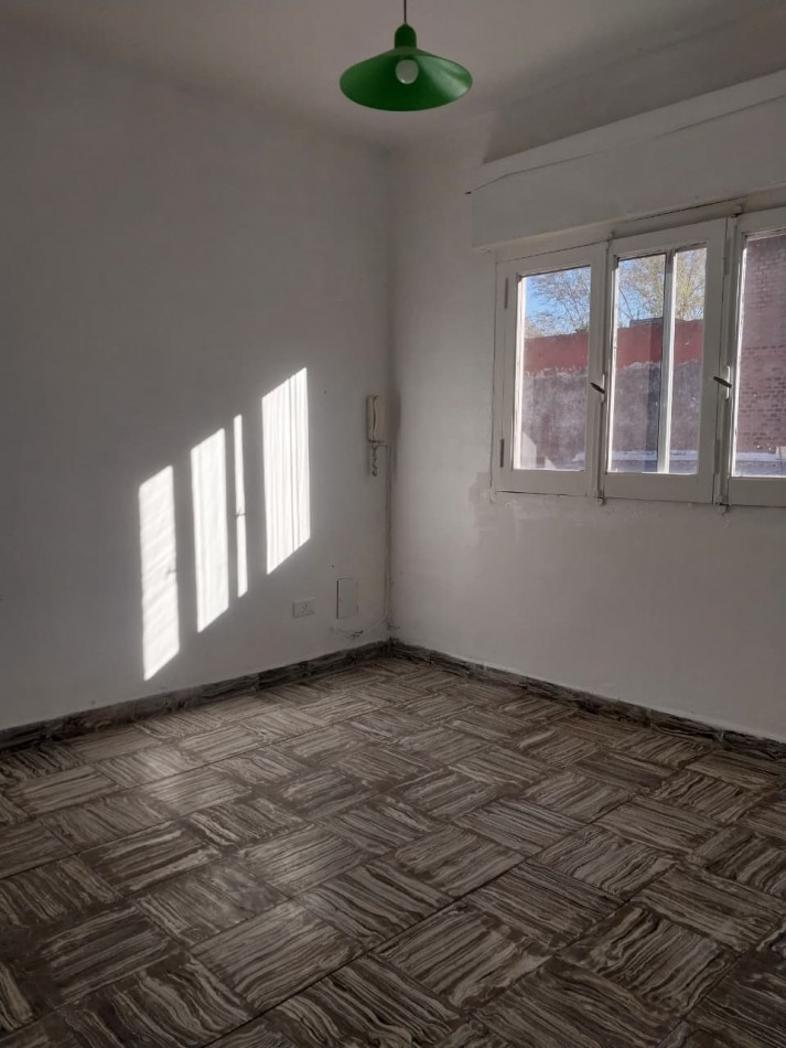Departamento interno de pasillo sin expensas 1 dormitorio con patio balcon