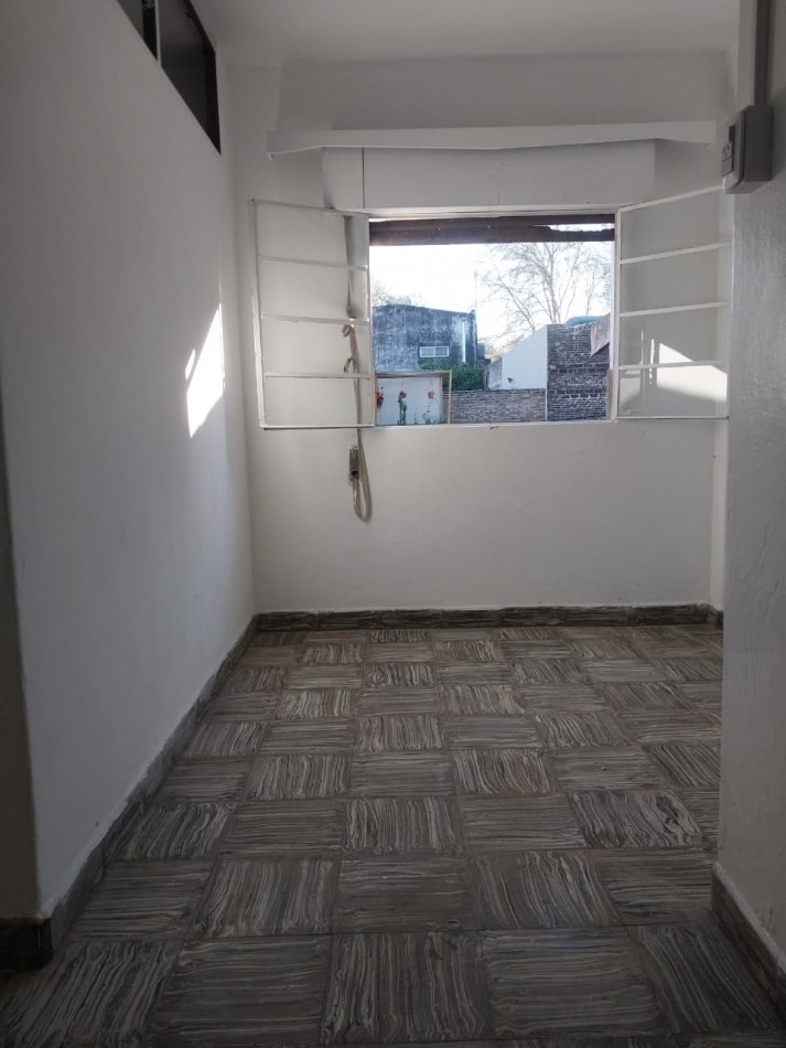 Departamento interno de pasillo sin expensas 1 dormitorio con patio balcon
