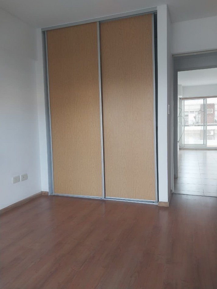 Departamento semipiso al frente con doble balcon 7° piso Cordoba al 2500