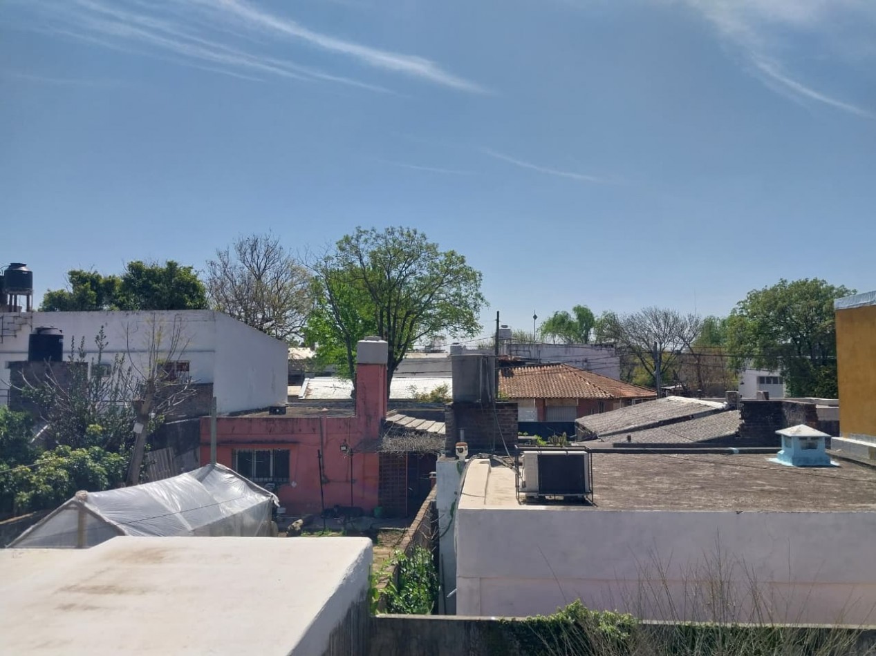 Casa al frente con retiro de jardin 2 ingresos 2 dormitorios patio y terraza posibilidad de ampliacion 