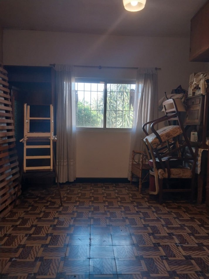 Casa al frente con retiro de jardin 2 ingresos 2 dormitorios patio y terraza posibilidad de ampliacion 