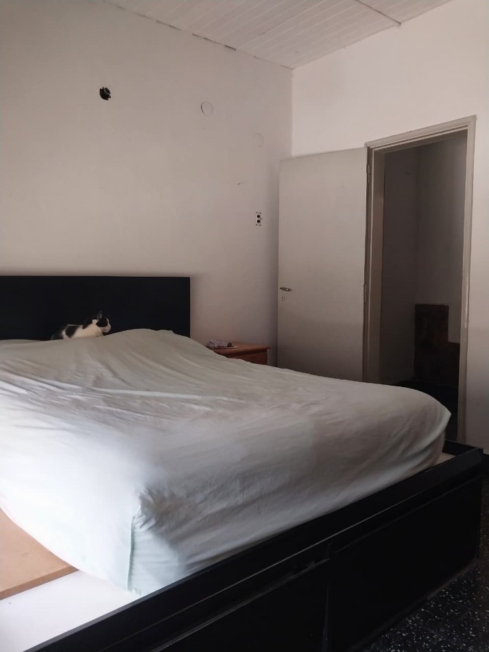 Casa al frente con retiro de jardin 2 ingresos 2 dormitorios patio y terraza posibilidad de ampliacion 