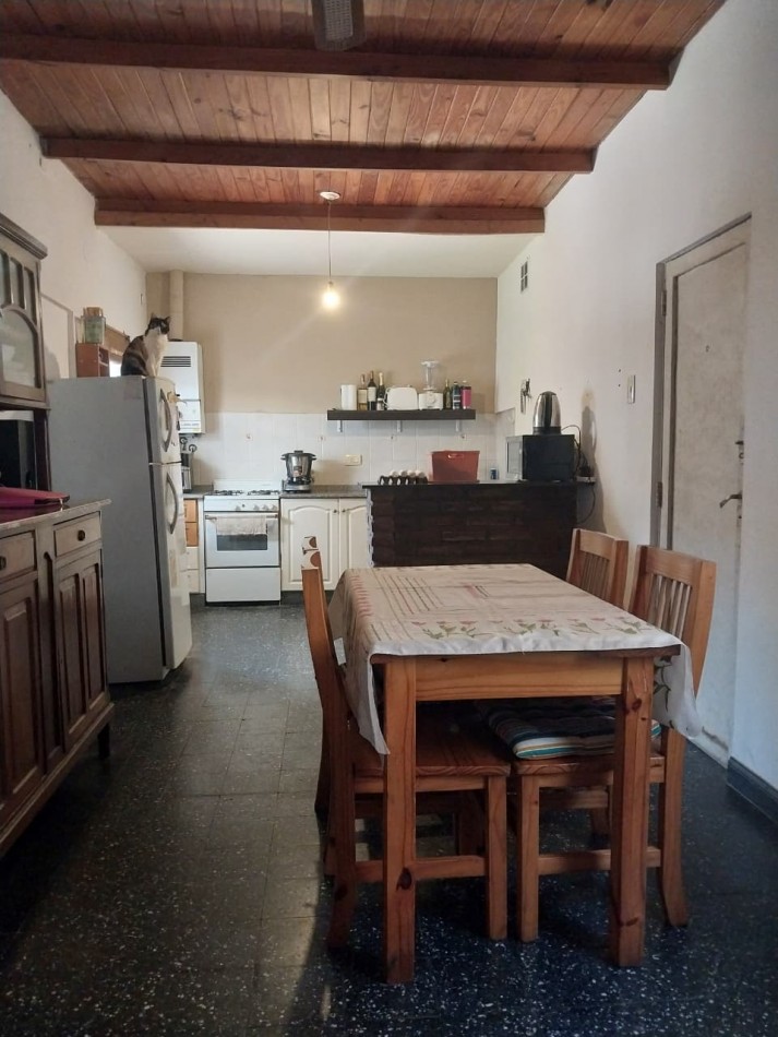 Casa al frente con retiro de jardin 2 ingresos 2 dormitorios patio y terraza posibilidad de ampliacion 