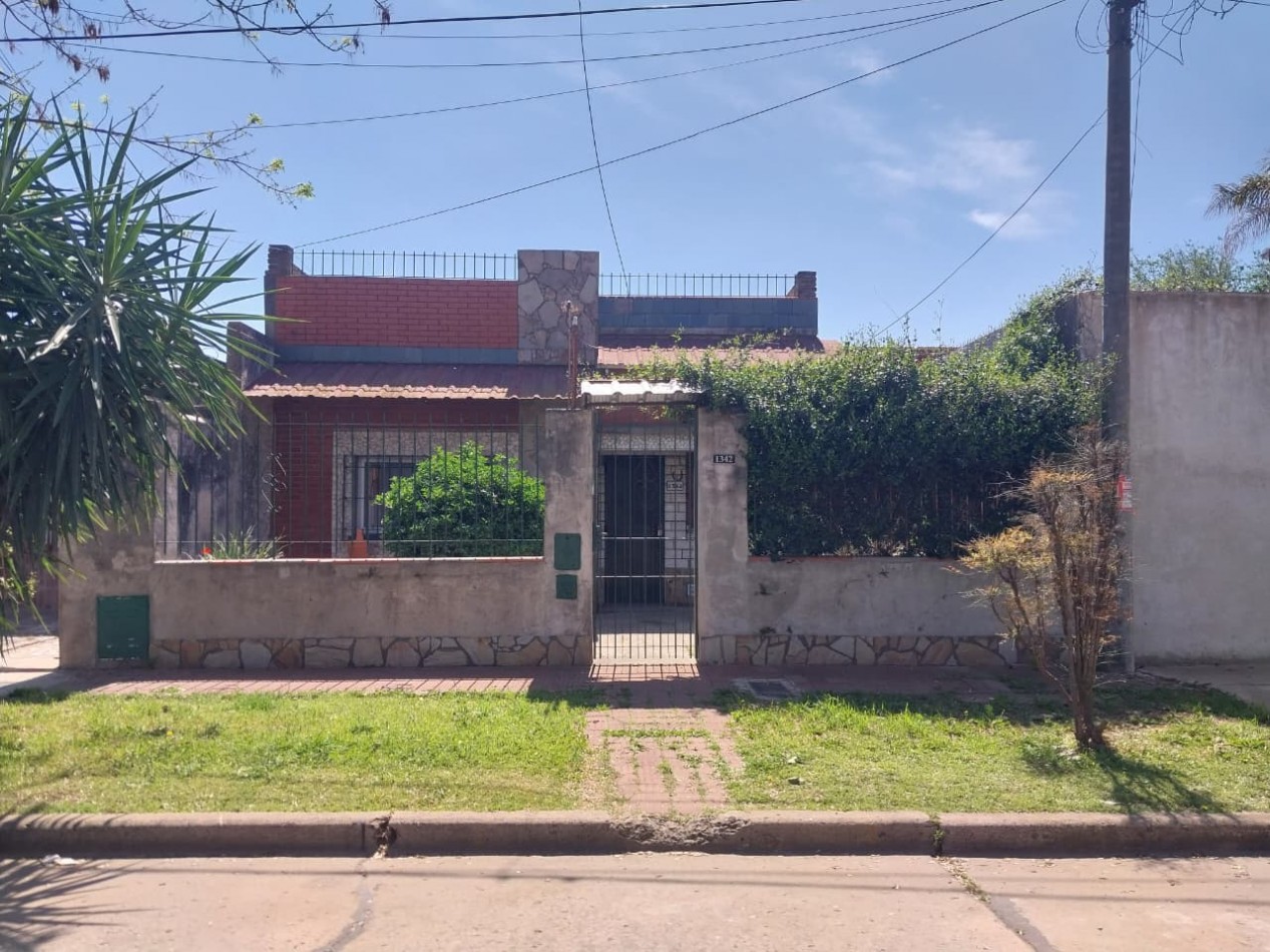 Casa al frente con retiro de jardin 2 ingresos 2 dormitorios patio y terraza posibilidad de ampliacion 