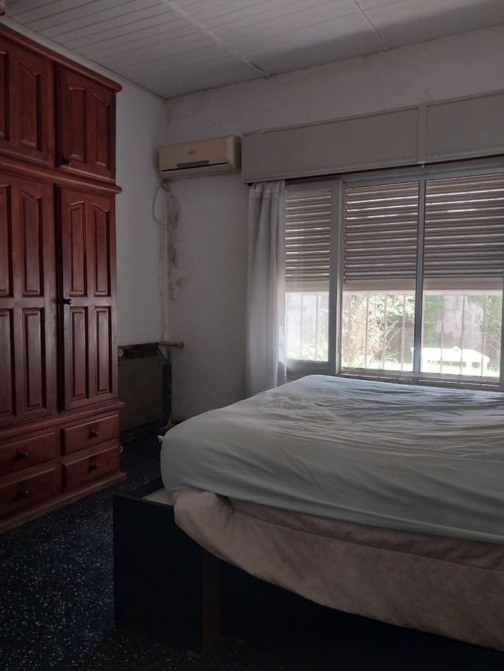 Casa al frente con retiro de jardin 2 ingresos 2 dormitorios patio y terraza posibilidad de ampliacion 