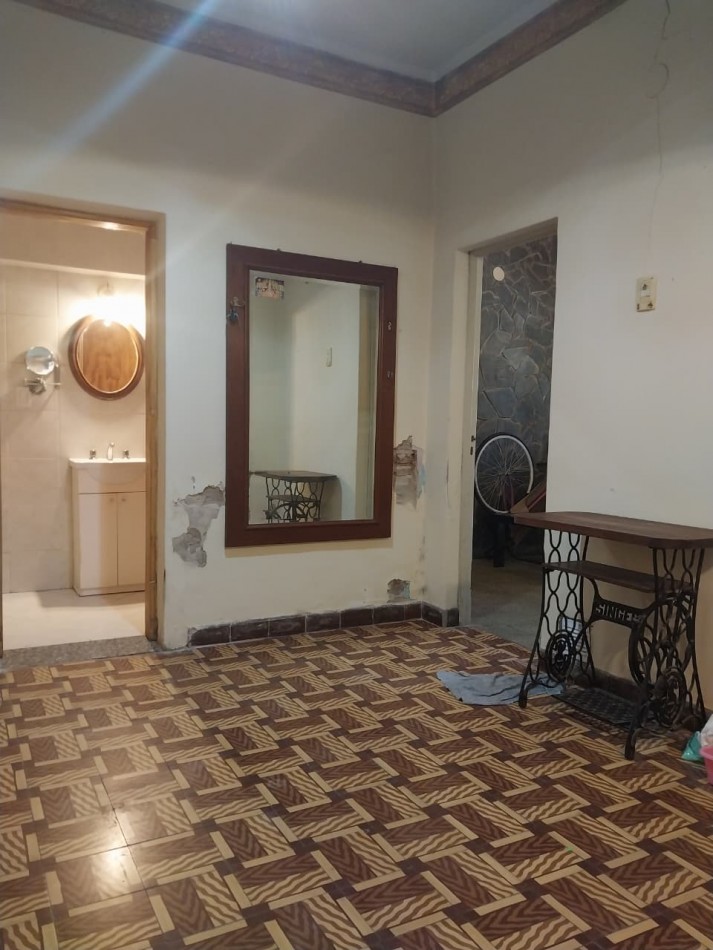 Casa al frente con retiro de jardin 2 ingresos 2 dormitorios patio y terraza posibilidad de ampliacion 