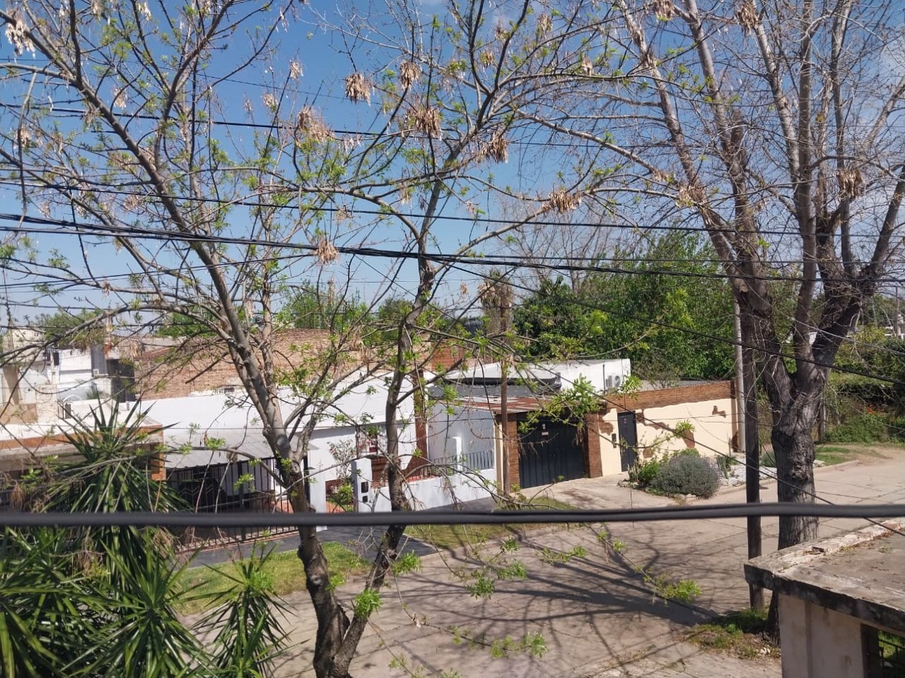 Casa al frente con retiro de jardin 2 ingresos 2 dormitorios patio y terraza posibilidad de ampliacion 