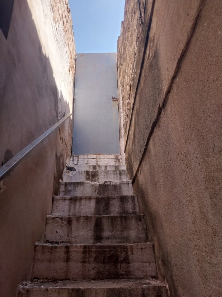 Casa al frente con retiro de jardin 2 ingresos 2 dormitorios patio y terraza posibilidad de ampliacion 