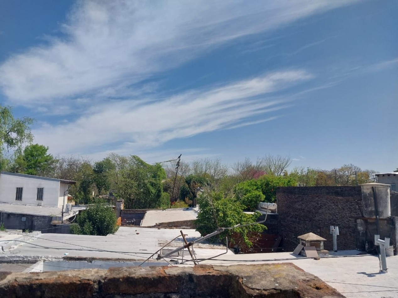 Casa al frente con retiro de jardin 2 ingresos 2 dormitorios patio y terraza posibilidad de ampliacion 