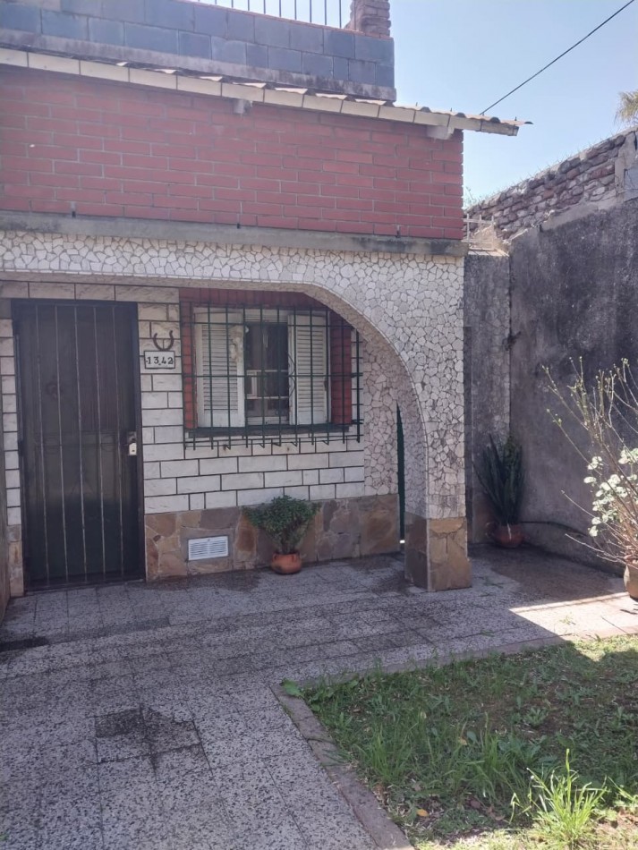 Casa al frente con retiro de jardin 2 ingresos 2 dormitorios patio y terraza posibilidad de ampliacion 