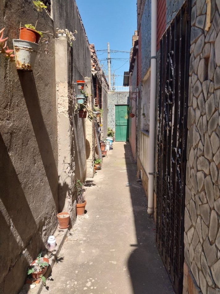 Casa al frente con retiro de jardin 2 ingresos 2 dormitorios patio y terraza posibilidad de ampliacion 
