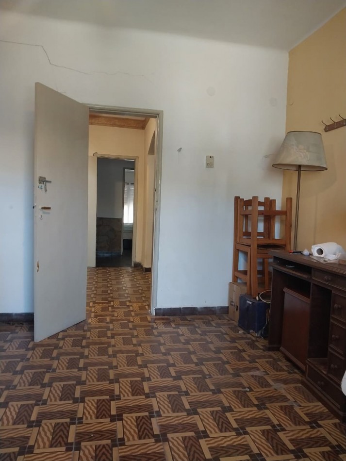 Casa al frente con retiro de jardin 2 ingresos 2 dormitorios patio y terraza posibilidad de ampliacion 