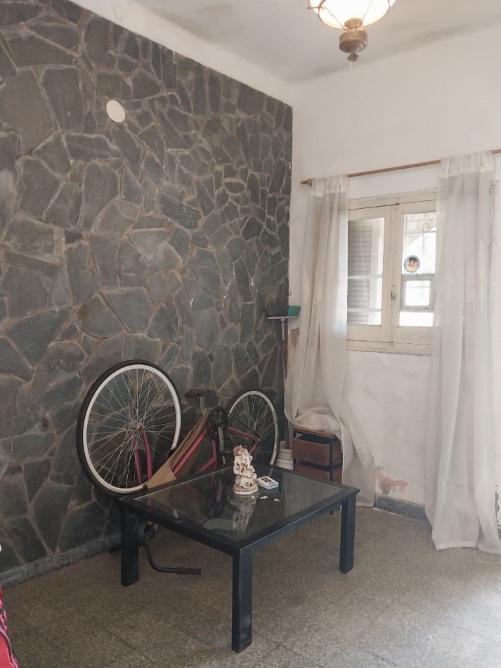 Casa al frente con retiro de jardin 2 ingresos 2 dormitorios patio y terraza posibilidad de ampliacion 