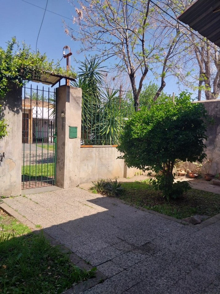 Casa al frente con retiro de jardin 2 ingresos 2 dormitorios patio y terraza posibilidad de ampliacion 