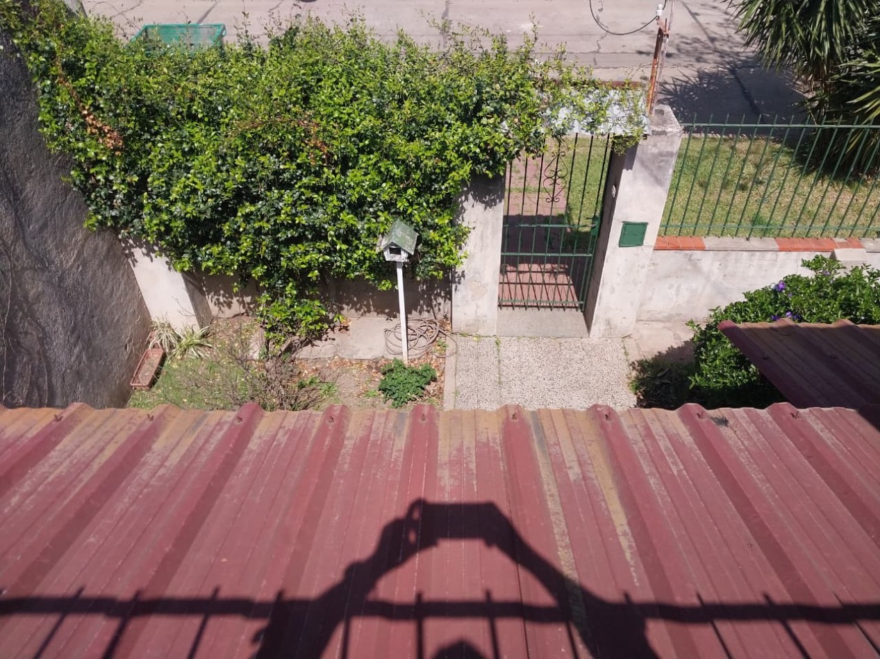 Casa al frente con retiro de jardin 2 ingresos 2 dormitorios patio y terraza posibilidad de ampliacion 