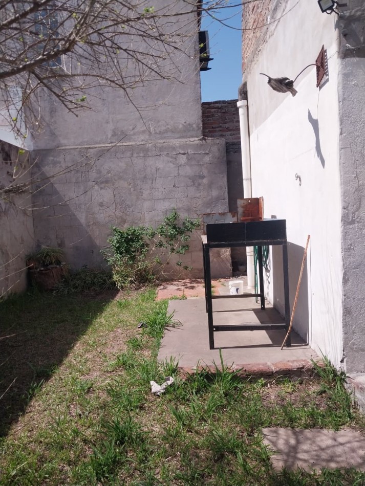 Casa al frente con retiro de jardin 2 ingresos 2 dormitorios patio y terraza posibilidad de ampliacion 