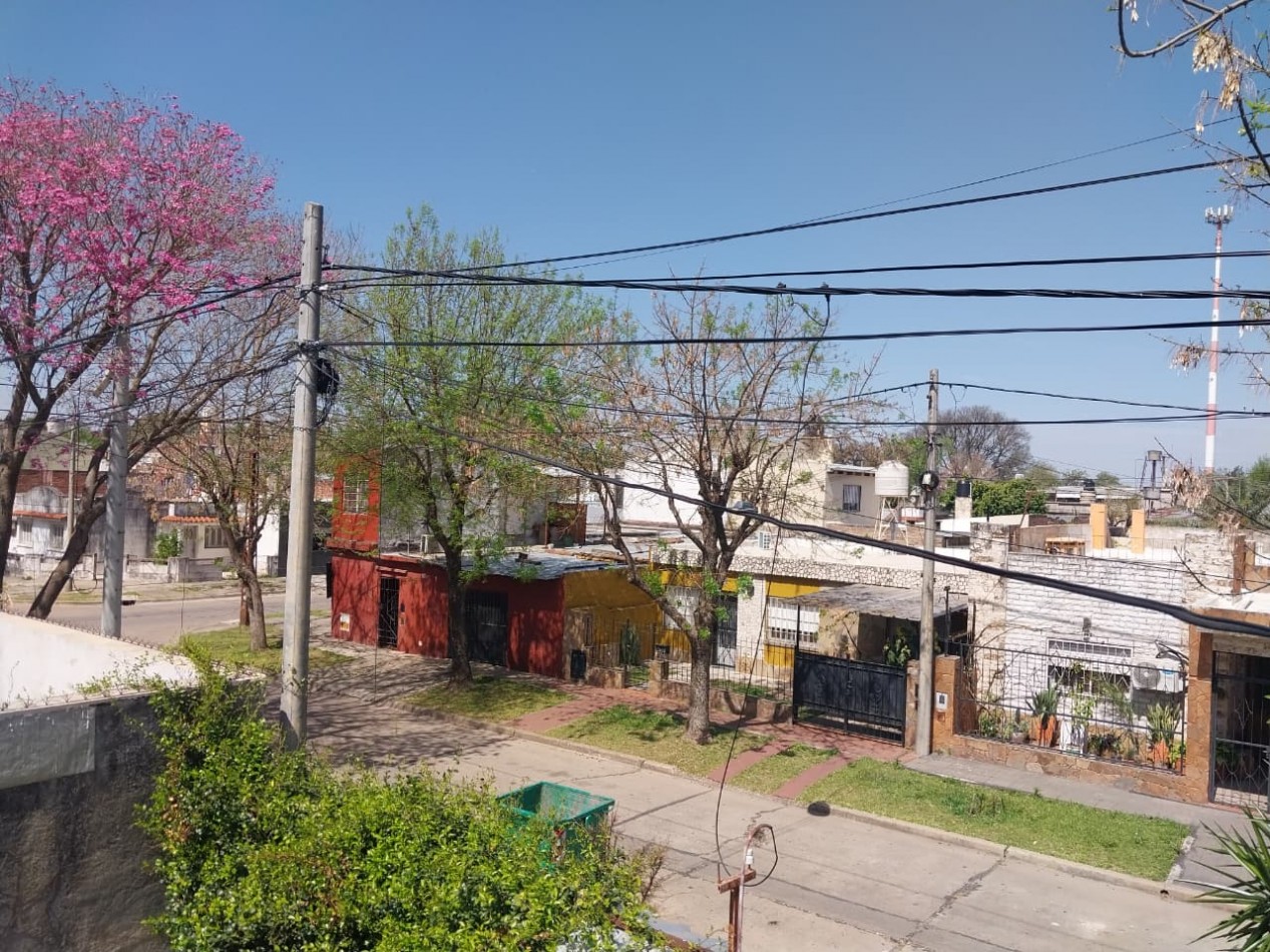 Casa al frente con retiro de jardin 2 ingresos 2 dormitorios patio y terraza posibilidad de ampliacion 