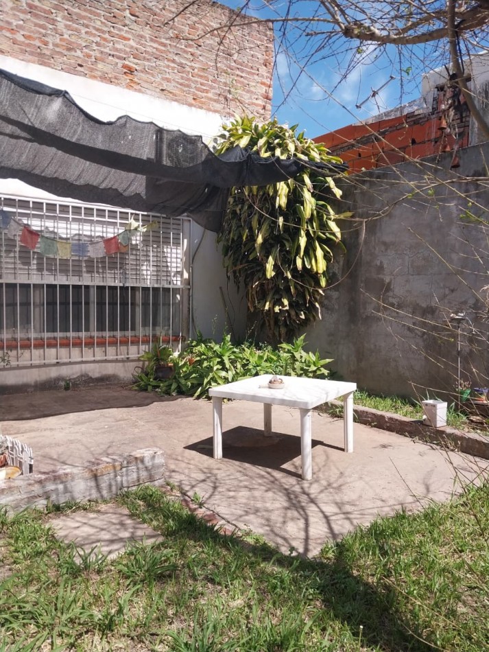 Casa al frente con retiro de jardin 2 ingresos 2 dormitorios patio y terraza posibilidad de ampliacion 