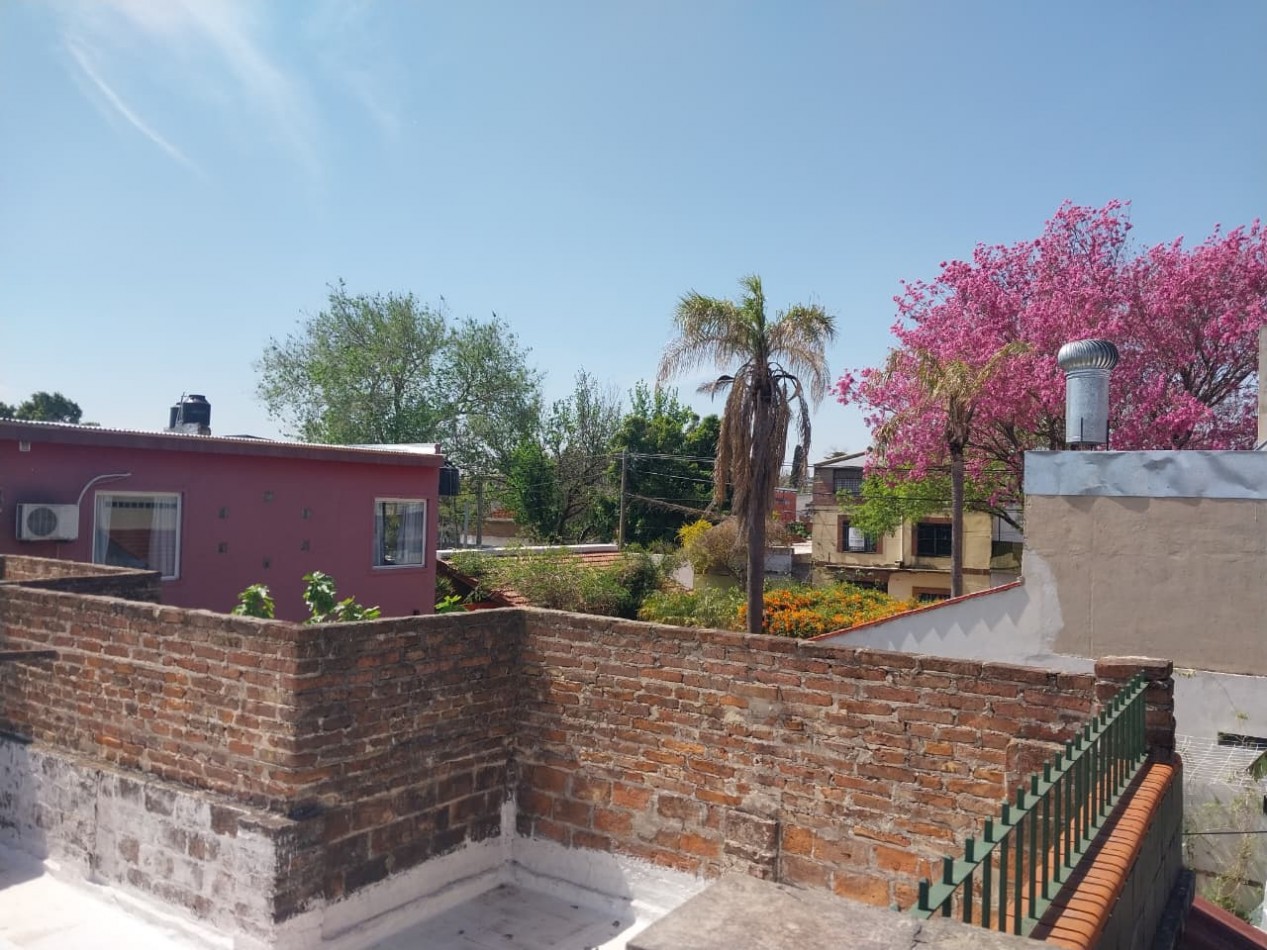 Casa al frente con retiro de jardin 2 ingresos 2 dormitorios patio y terraza posibilidad de ampliacion 