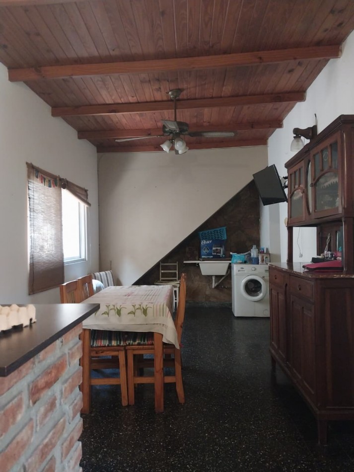 Casa al frente con retiro de jardin 2 ingresos 2 dormitorios patio y terraza posibilidad de ampliacion 