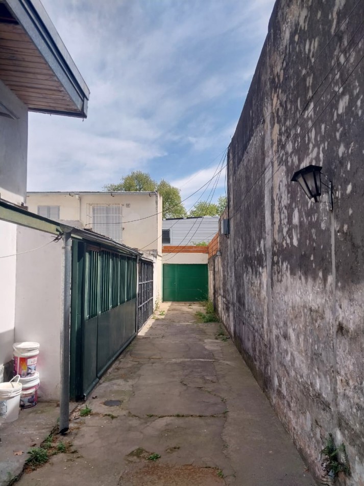 Casa Interna con pasillo Vehicular a posibilidad de remodelacion con cochera 2 dormitorios sin expensas 