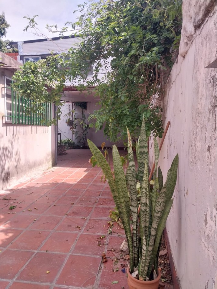 Casa Interna con pasillo Vehicular a posibilidad de remodelacion con cochera 2 dormitorios sin expensas 