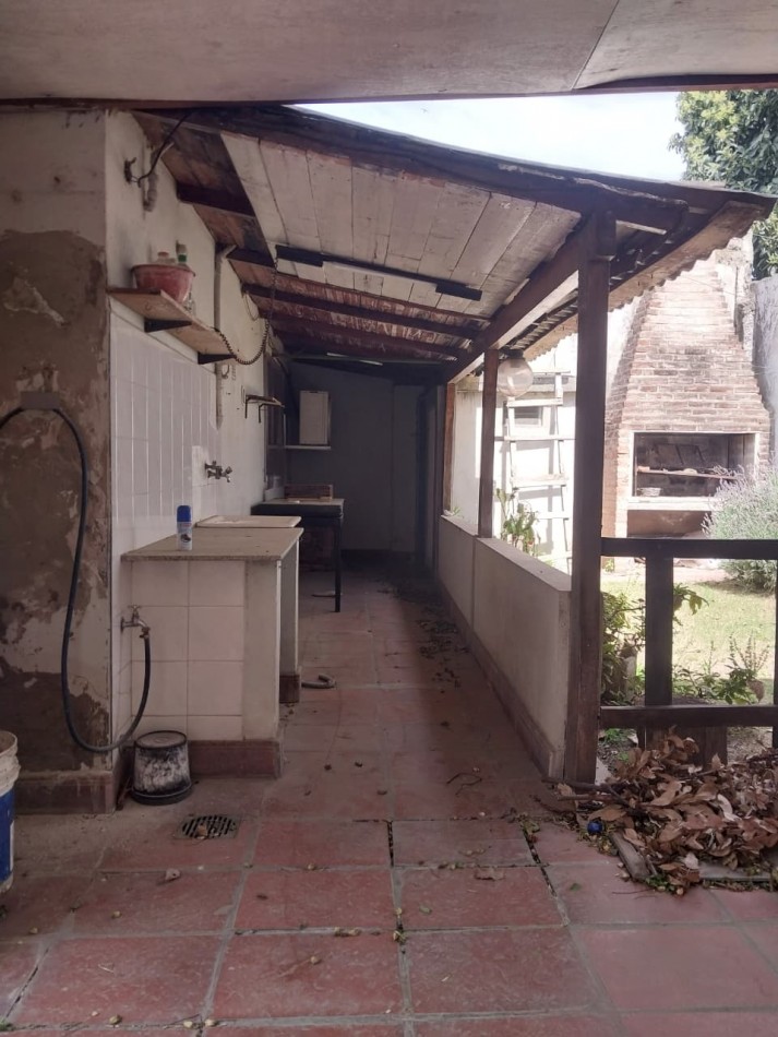 Casa Interna con pasillo Vehicular a posibilidad de remodelacion con cochera 2 dormitorios sin expensas 
