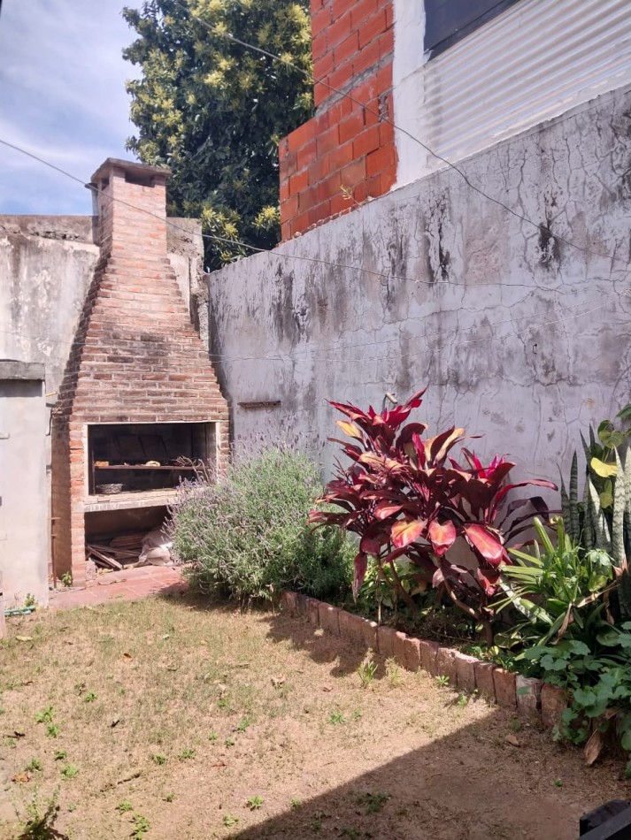 Casa Interna con pasillo Vehicular a posibilidad de remodelacion con cochera 2 dormitorios sin expensas 
