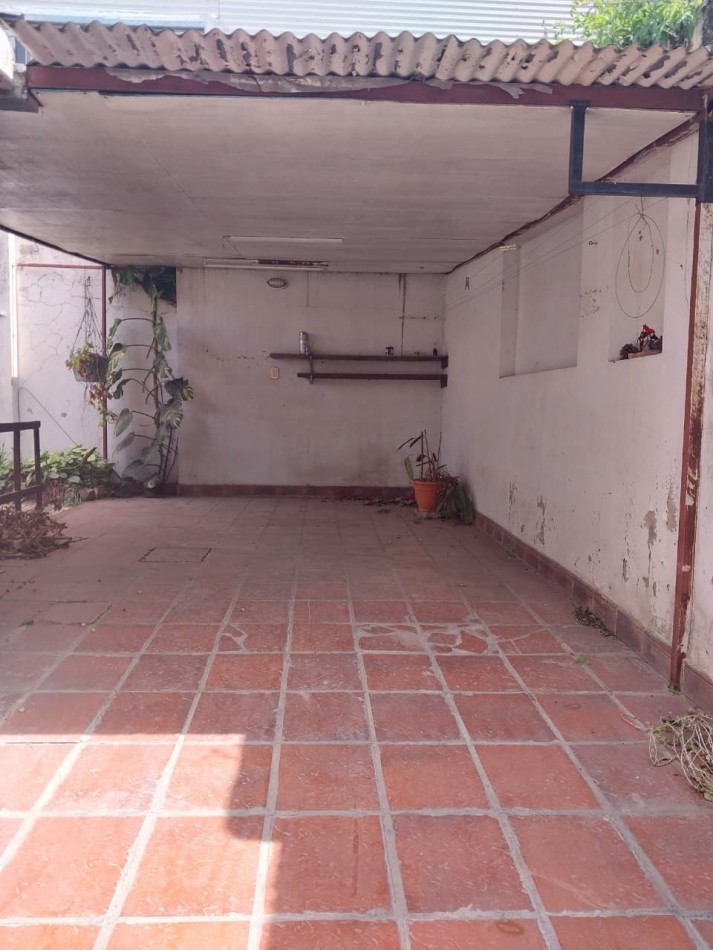Casa Interna con pasillo Vehicular a posibilidad de remodelacion con cochera 2 dormitorios sin expensas 