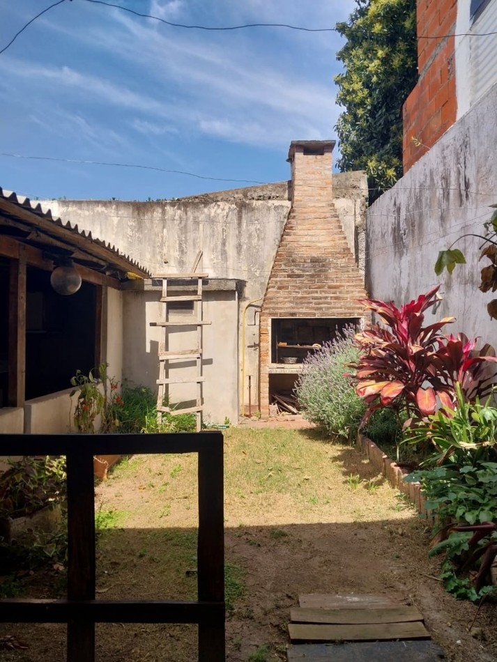Casa Interna con pasillo Vehicular a posibilidad de remodelacion con cochera 2 dormitorios sin expensas 
