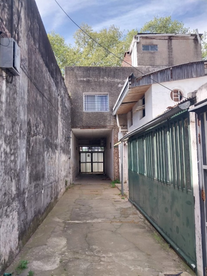 Casa Interna con pasillo Vehicular a posibilidad de remodelacion con cochera 2 dormitorios sin expensas 