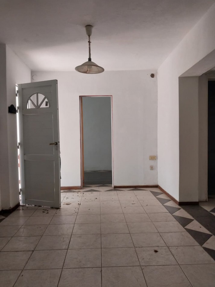 Casa Interna con pasillo Vehicular a posibilidad de remodelacion con cochera 2 dormitorios sin expensas 