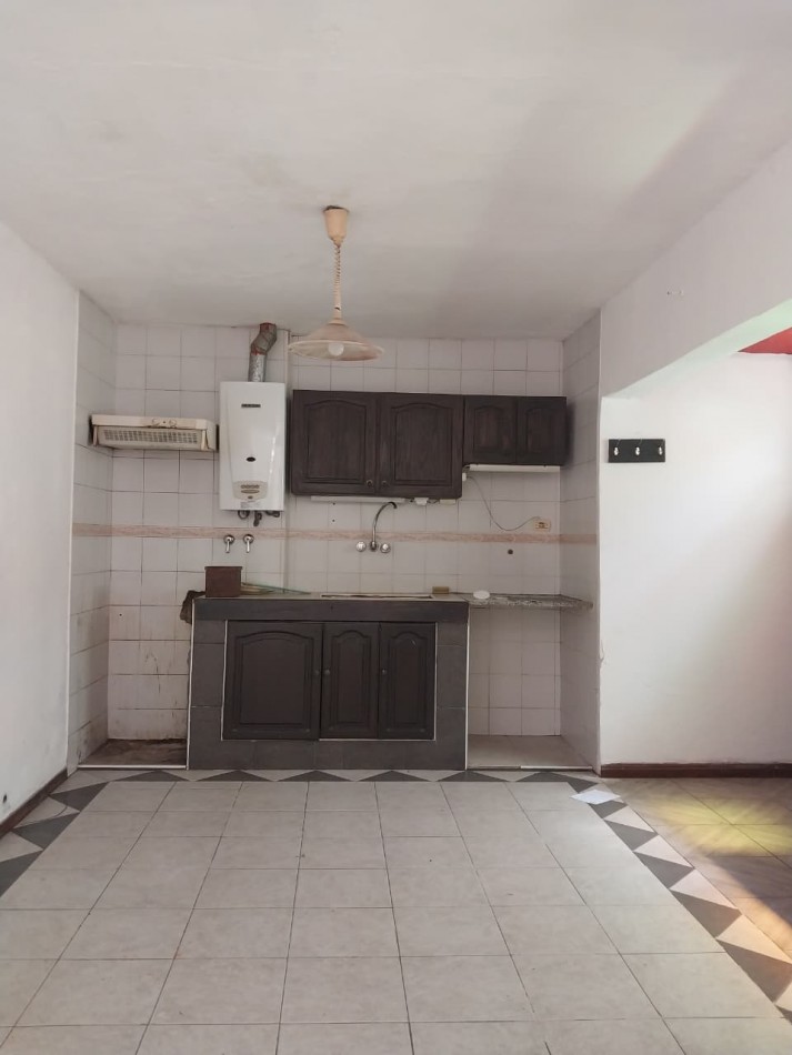 Casa Interna con pasillo Vehicular a posibilidad de remodelacion con cochera 2 dormitorios sin expensas 