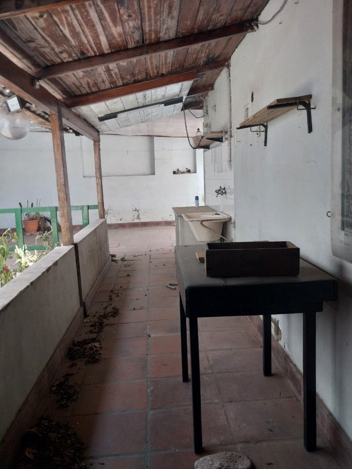 Casa Interna con pasillo Vehicular a posibilidad de remodelacion con cochera 2 dormitorios sin expensas 