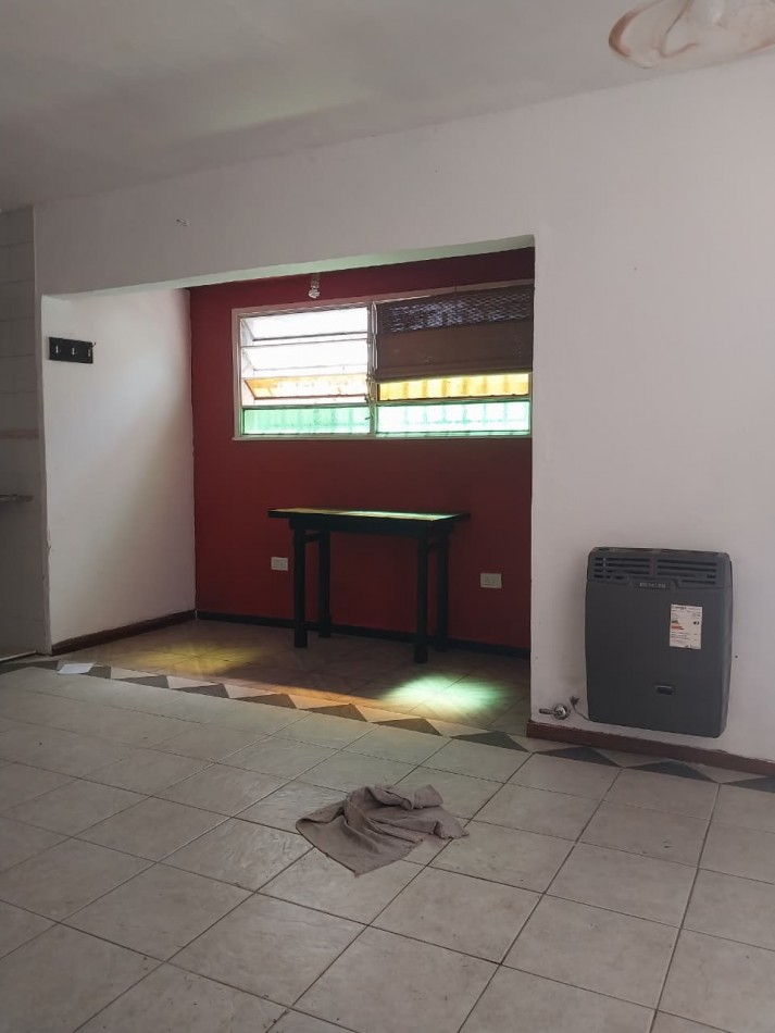 Casa Interna con pasillo Vehicular a posibilidad de remodelacion con cochera 2 dormitorios sin expensas 