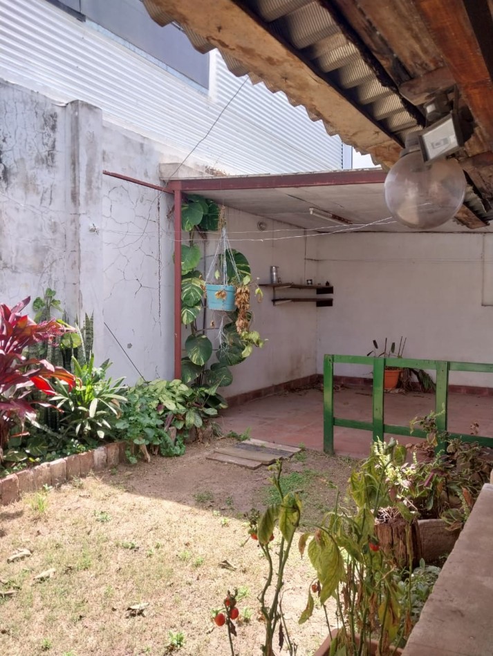 Casa Interna con pasillo Vehicular a posibilidad de remodelacion con cochera 2 dormitorios sin expensas 