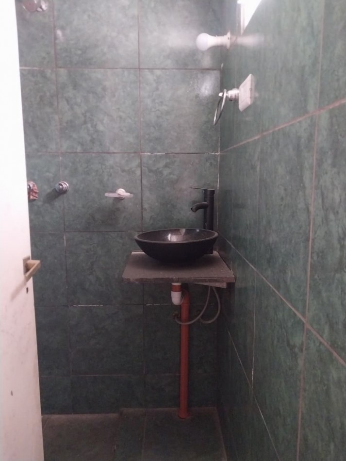 Casa Interna con pasillo Vehicular a posibilidad de remodelacion con cochera 2 dormitorios sin expensas 