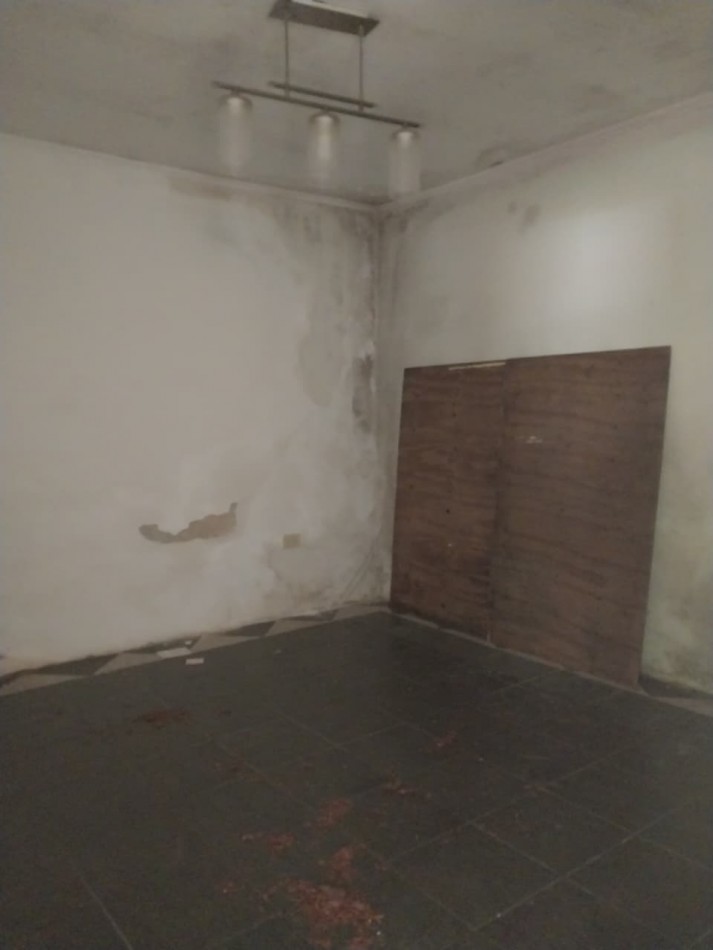 Casa Interna con pasillo Vehicular a posibilidad de remodelacion con cochera 2 dormitorios sin expensas 