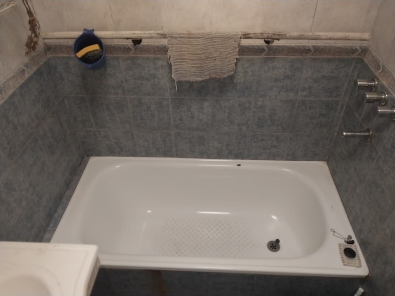 Casa Interna con pasillo Vehicular a posibilidad de remodelacion con cochera 2 dormitorios sin expensas 