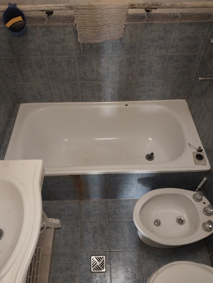 Casa Interna con pasillo Vehicular a posibilidad de remodelacion con cochera 2 dormitorios sin expensas 