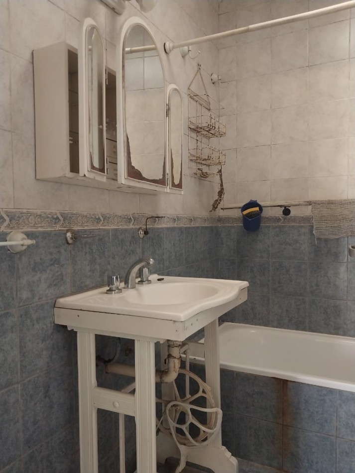 Casa Interna con pasillo Vehicular a posibilidad de remodelacion con cochera 2 dormitorios sin expensas 