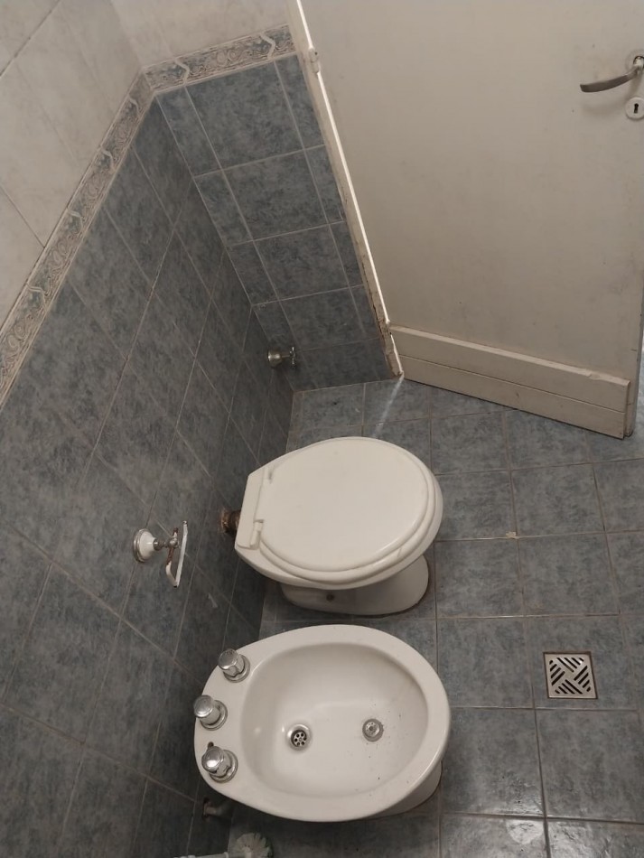 Casa Interna con pasillo Vehicular a posibilidad de remodelacion con cochera 2 dormitorios sin expensas 
