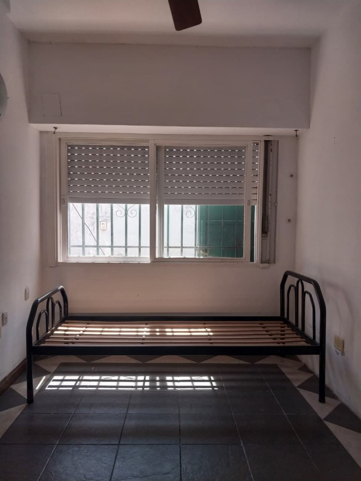 Casa Interna con pasillo Vehicular a posibilidad de remodelacion con cochera 2 dormitorios sin expensas 