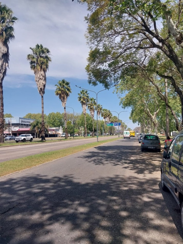 Casa Interna con pasillo Vehicular a posibilidad de remodelacion con cochera 2 dormitorios sin expensas 