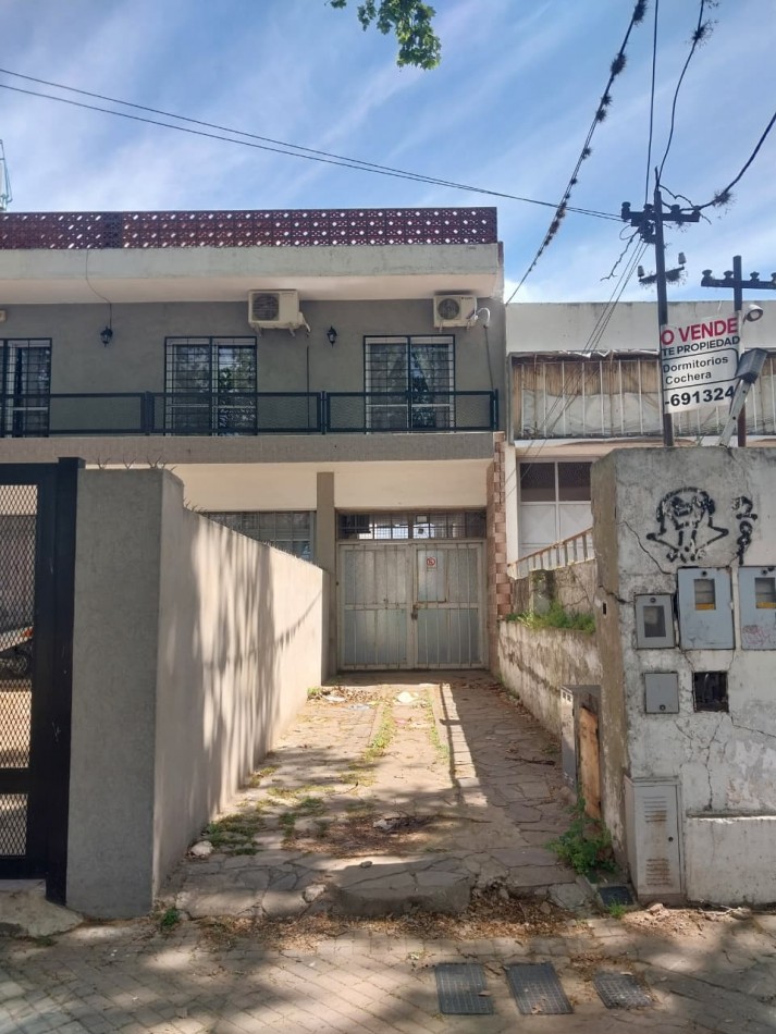 Casa Interna con pasillo Vehicular a posibilidad de remodelacion con cochera 2 dormitorios sin expensas 
