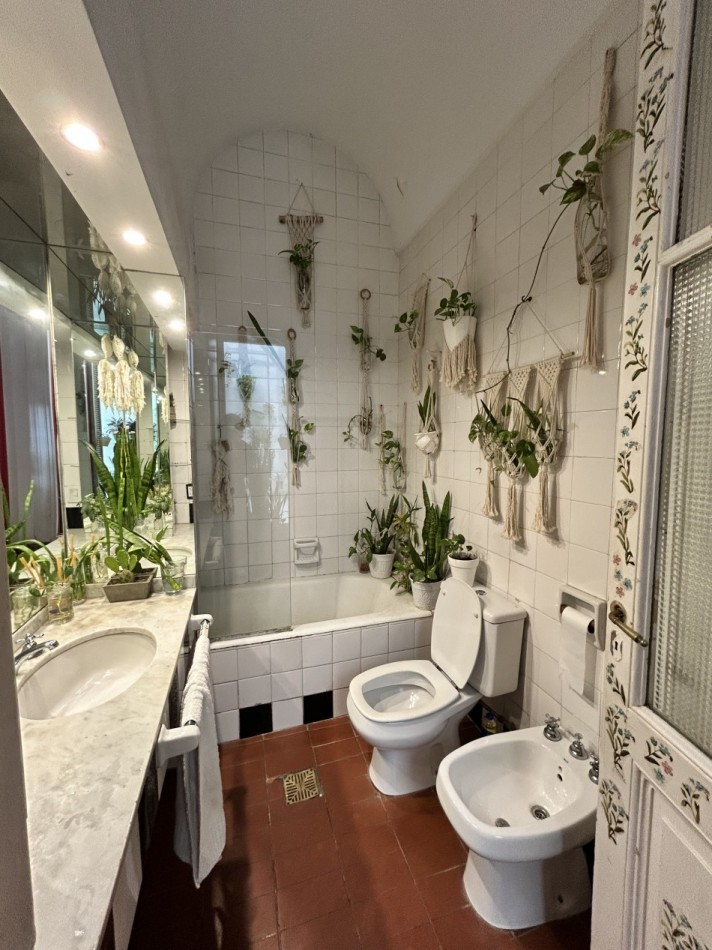 Casa en planta alta reciclada a nuevo de estilo artistico /  ideal para familia / estudio / emprendimientos - 320,78 m² - Barrio Abasto