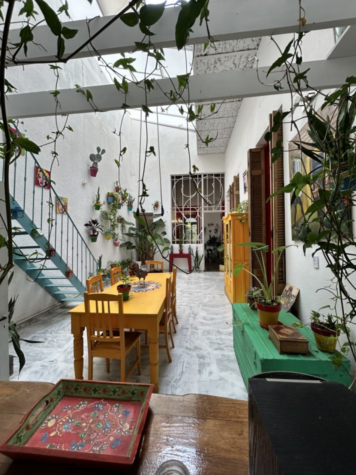 Casa en planta alta reciclada a nuevo de estilo artistico /  ideal para familia / estudio / emprendimientos - 320,78 m² - Barrio Abasto